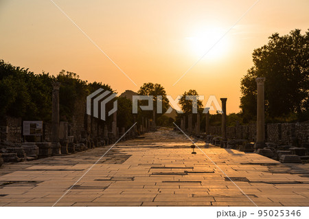 トルコ　エフェソスの古代都市遺跡にあるアルカディア通りと夕陽 95025346