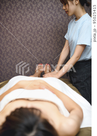 エステでマッサージを受ける若い女性 95025415