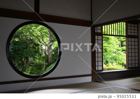 新緑の京都市源光庵の迷いの窓と悟りの窓が美しい 新緑の京都市源光庵の迷いの窓と悟りの窓が美しい 95025531