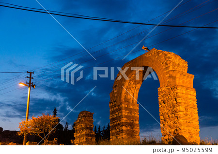 トルコ　セルチュクの市街地にあるライトアップされた遺跡 95025599