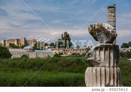 トルコ エフェソスの古代都市遺跡のアルテミス神殿 トルコ エフェソスの古代都市遺跡のアルテミス神殿 95025613