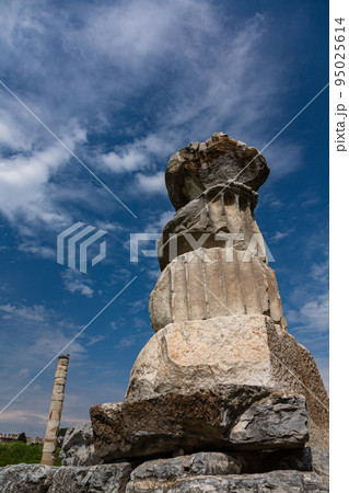 トルコ エフェソスの古代都市遺跡のアルテミス神殿 トルコ エフェソスの古代都市遺跡のアルテミス神殿 95025614