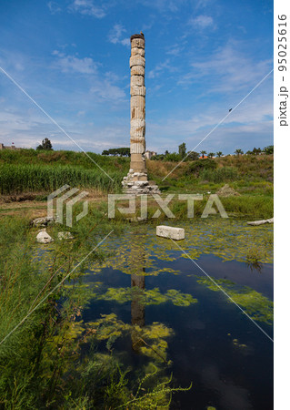 トルコ　エフェソスの古代都市遺跡のアルテミス神殿 95025616