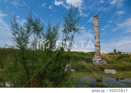 トルコ　エフェソスの古代都市遺跡のアルテミス神殿 95025617