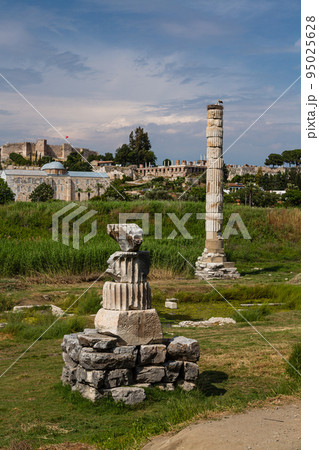 トルコ　エフェソスの古代都市遺跡のアルテミス神殿 95025628