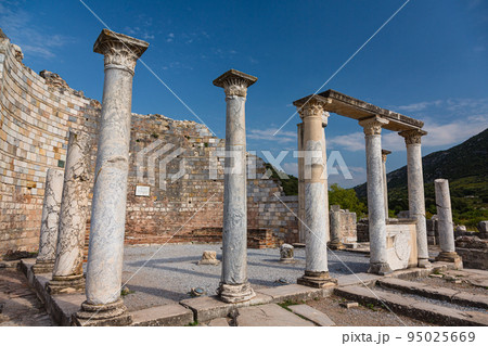 トルコ　エフェソスの古代都市遺跡にあるメアリー教会 95025669