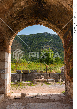 トルコ　エフェソスの古代都市遺跡にあるメアリー教会 95025670