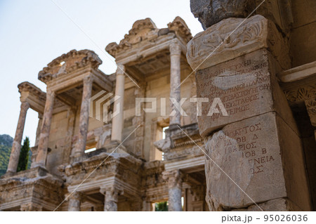 トルコ エフェソスの古代都市遺跡にある世界三代図書館の一つのセルシウス図書館 トルコ エフェソスの古代都市遺跡にある世界三代図書館の一つのセルシウス図書館 95026036