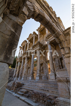 トルコ エフェソスのマツェウスとミスリダテスの門から見えるセルシウス図書館 トルコ エフェソスのマツェウスとミスリダテスの門から見えるセルシウス図書館 95026042