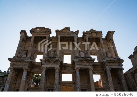 トルコ　エフェソスの古代都市遺跡にある世界三代図書館の一つのセルシウス図書館 95026046