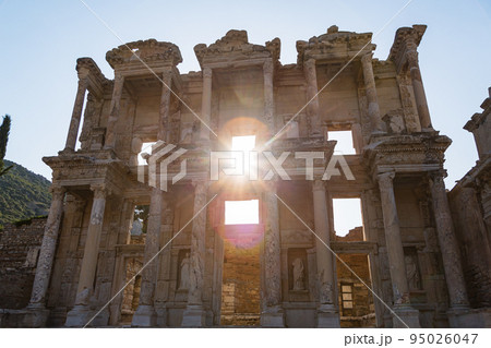 トルコ エフェソスの古代都市遺跡にある世界三代図書館の一つのセルシウス図書館 トルコ エフェソスの古代都市遺跡にある世界三代図書館の一つのセルシウス図書館 95026047