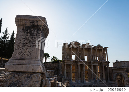 トルコ エフェソスの古代都市遺跡にある世界三代図書館の一つのセルシウス図書館 トルコ エフェソスの古代都市遺跡にある世界三代図書館の一つのセルシウス図書館 95026049