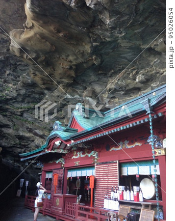 洞窟の中にある神社の本殿 95026054