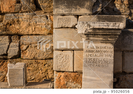 トルコ　エフェソスの古代都市遺跡の石柱に書き込まれた古代ギリシャ文字 95026056