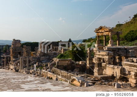 トルコ　エフェソスの古代都市遺跡にあるトラヤヌスの泉とクレティア通り 95026058