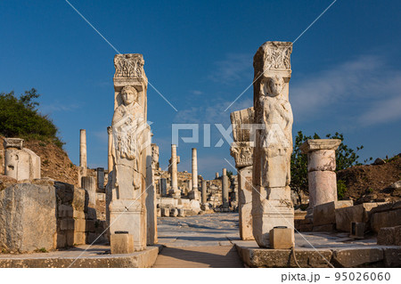 トルコ　エフェソスの古代都市遺跡のヘラクレスゲート 95026060