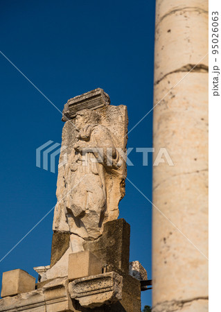 トルコ エフェソスの古代都市遺跡のプリタネイオンの彫像 トルコ エフェソスの古代都市遺跡のプリタネイオンの彫像 95026063
