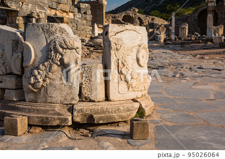 トルコ エフェソスの古代都市遺跡にあるドミティアヌス神殿 トルコ エフェソスの古代都市遺跡にあるドミティアヌス神殿 95026064