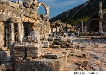 トルコ エフェソスの古代都市遺跡にあるドミティアヌス神殿とポリオの泉 トルコ エフェソスの古代都市遺跡にあるドミティアヌス神殿とポリオの泉 95026065