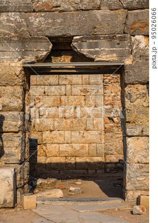 トルコ　エフェソスの古代都市遺跡にあるドミティアヌス神殿 95026066