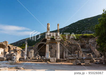 トルコ エフェソスの古代都市遺跡にあるドミティアヌス神殿 トルコ エフェソスの古代都市遺跡にあるドミティアヌス神殿 95026067