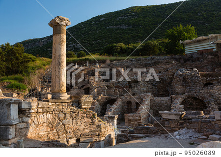トルコ　エフェソスの古代都市遺跡の傾斜面の住宅 95026089