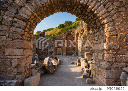 トルコ　エフェソスの古代都市遺跡のスコラスティカの浴場 95026092