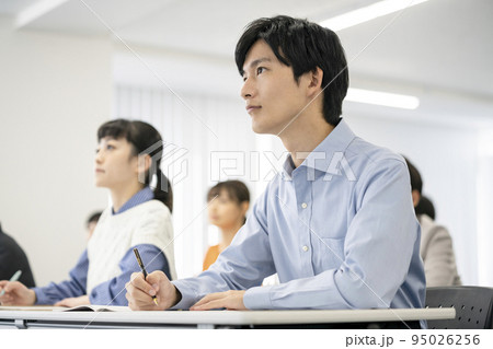 セミナー・授業に参加する若い男女 セミナー・授業に参加する若い男女 95026256
