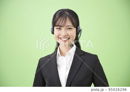 オペレーターの若い女性　ポートレート 95026296