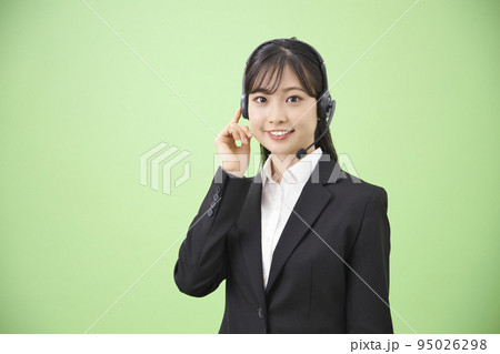 オペレーターの若い女性　ポートレート 95026298