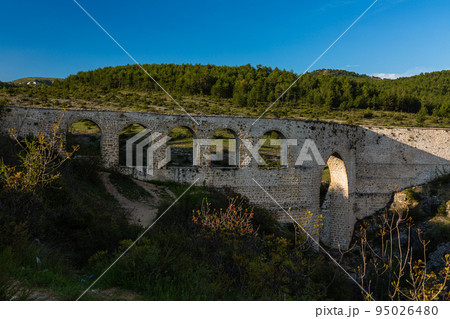 トルコ　サフランボル近郊のインセカヤのトカトリ峡谷にある水道橋 95026480