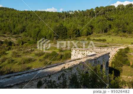 トルコ　サフランボル近郊のインセカヤのトカトリ峡谷にある水道橋 95026482