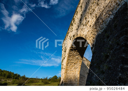 トルコ　サフランボル近郊のインセカヤのトカトリ峡谷にある水道橋 95026484