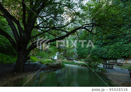 トルコ　サフランボル近郊のインセカヤにあるトカトリ峡谷を流れる川 95026516