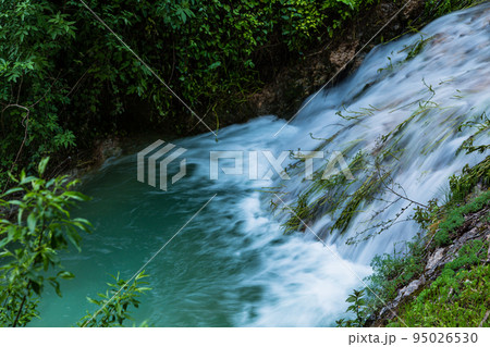 トルコ　サフランボル近郊のインセカヤにあるトカトリ峡谷の滝 95026530