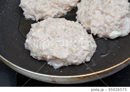 豆腐ハンバーグを調理している 95026573