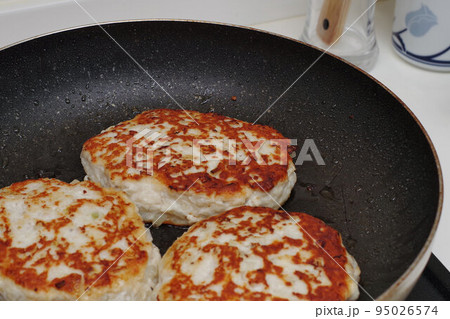豆腐ハンバーグを調理している 95026574