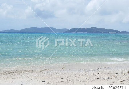 エメラルドグリーンに輝く透き通った海 95026714