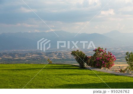 トルコ　ヒエラポリス・パムッカレの風景 95026762