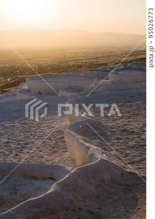 トルコ ヒエラポリス・パムッカレの夕陽でオレンジ色に染まった石灰棚 トルコ ヒエラポリス・パムッカレの夕陽でオレンジ色に染まった石灰棚 95026773