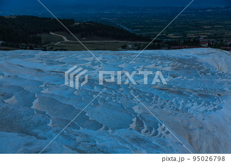 トルコ　夕暮れ時のヒエラポリス・パムッカレの石灰棚 95026798