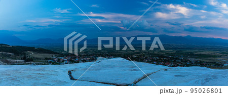 トルコ　夕暮れ時のヒエラポリス・パムッカレの石灰棚と石灰華段丘からの風景 95026801