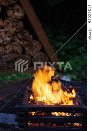 キャンプ場でたき火 95026812