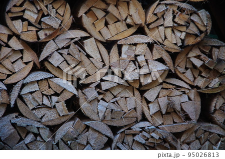 積み上げられた薪 95026813