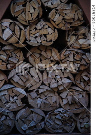 積み上げられた薪 95026814