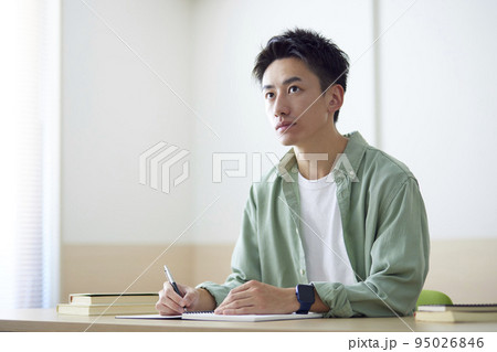 教室で勉強をする若い日本人の学生 教室で勉強をする若い日本人の学生 95026846