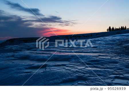 トルコ 夕暮れ時のヒエラポリス・パムッカレの鍾乳石と青い水面 トルコ 夕暮れ時のヒエラポリス・パムッカレの鍾乳石と青い水面 95026939