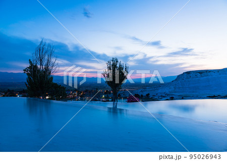 トルコ 夕暮れ時のヒエラポリス・パムッカレの石灰棚と青い水面 トルコ 夕暮れ時のヒエラポリス・パムッカレの石灰棚と青い水面 95026943