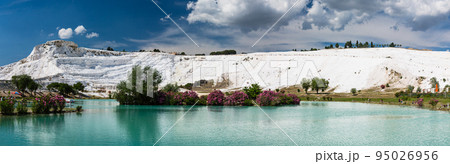 トルコ　ヒエラポリス・パムッカレの白い石灰華段丘と青い水の池 95026956