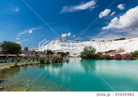 トルコ　ヒエラポリス・パムッカレの白い石灰華段丘と青い水の池 95026962